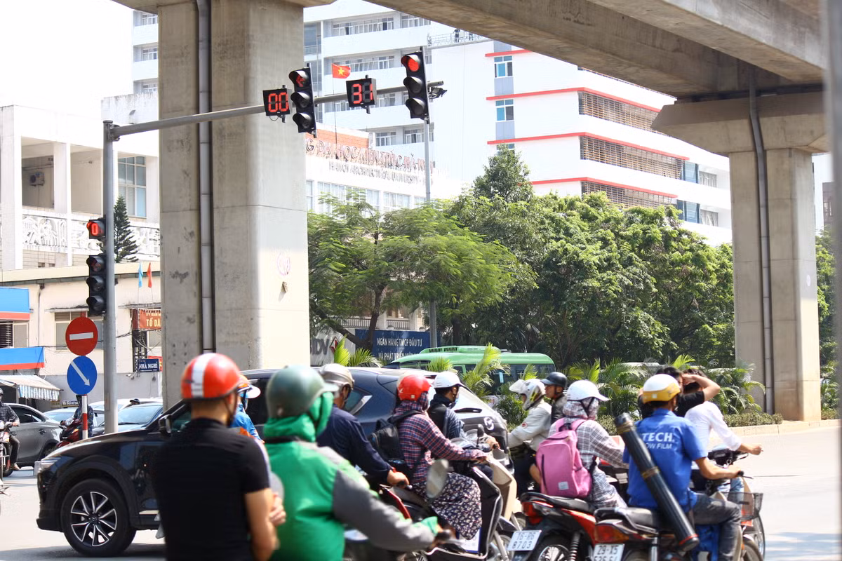 Tại một số điểm giao cắt, người tham gia giao thông vượt đèn đỏ để không phải đứng dưới cái nắng gay gắt.