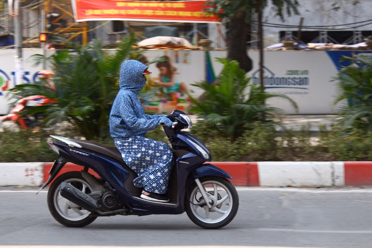 Che kín người từ đầu đến chân xem ra là một cách chống nắng hữu hiệu của nhiều chị em phụ nữ.