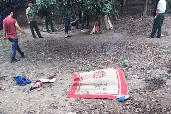 Ha Noi: Bac sat hai chau 8 tuoi roi giau xac trong vuon