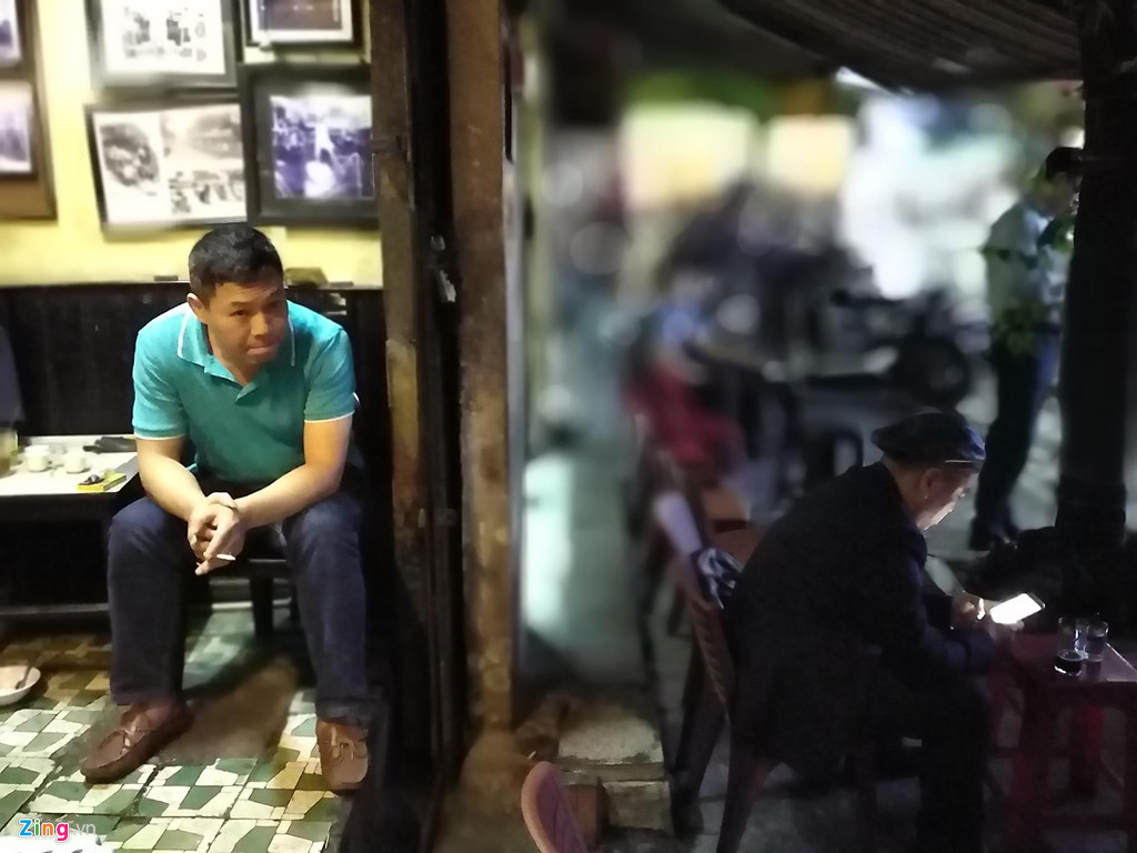 Ở phố cổ Hà Nội, nhìn từ trong ra ngoài trông như buổi tối. Ảnh: Hiếu Trần.