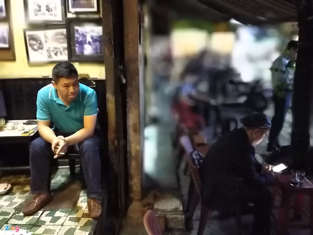 Ở phố cổ Hà Nội, nhìn từ trong ra ngoài trông như buổi tối. Ảnh: Hiếu Trần.