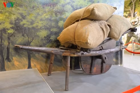 Chiếc xe cút kít tự chế để chở gạo và hàng nặng. 