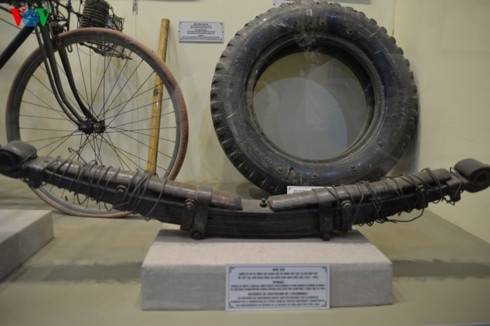 Nhíp ô tô gãy được gia cố bằng 2 thanh tre già. 