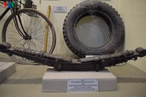 Nhíp ô tô gãy được gia cố bằng 2 thanh tre già. 