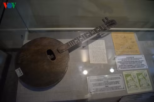 Chiếc đàn Măng Đô Lin do chiến sĩ Dương Lân tự làm, phục vụ sinh hoạt văn nghệ ở mặt trận Điện Biên Phủ.