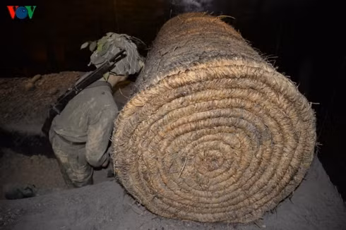 Điển hình như Con Cúi, được bện chặt từ rơm để chống đạn 