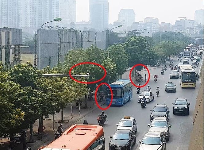 Như từng phản ánh, khu vực đô thị và ngoài đô thị Hà Nội đã có hệ thống camera dày đặc. Tuy nhiên, việc đầu tư phân tán dẫn đến chồng chéo, sử dụng chưa hiệu quả. Do không phối hợp tốt giữa các đơn vị lắp đặt và đơn vị tuần tra xử lý nên nhiều vị trí lắp đặt chưa hợp lý. Trong ảnh là camera trên đường Phạm Hùng, đối diện bến xe Mỹ Đình. Camera chĩa về phía trước, trong khi phía sau camera này là bến xe buýt, là tụ điểm xe khách dừng xe bắt khách nhiều năm nay.