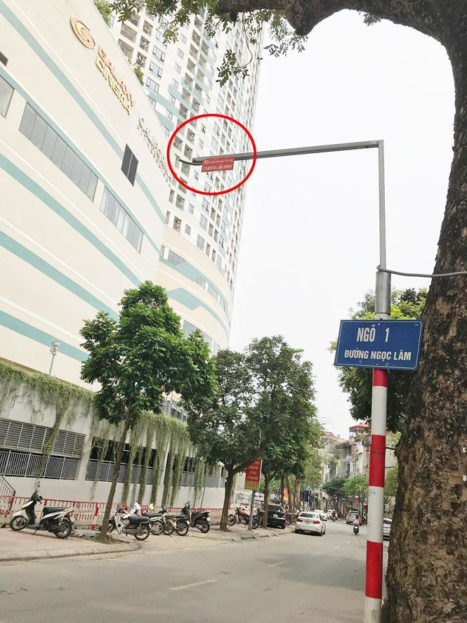 Tại điểm gần đầu cầu Long Biên, trước trụ sở chung cư Mipec (phường Ngọc Thụy) cột camera chỉ còn lại tấm biển ghi chữ camera an ninh, mắt camera không còn, nhìn rất phản cảm