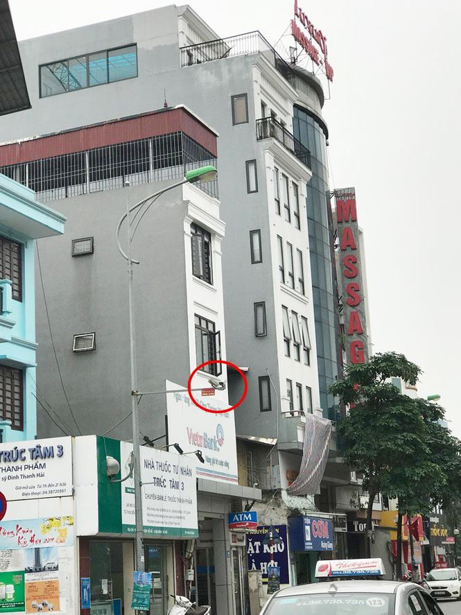 Một số điểm quán karaoke ở đường Nguyễn Sơn vẫn thường xuyên xảy ra tình trạng xe kẹp 3, kẹp 4 ra vào song không thấy lực lượng chức năng đến xử lý