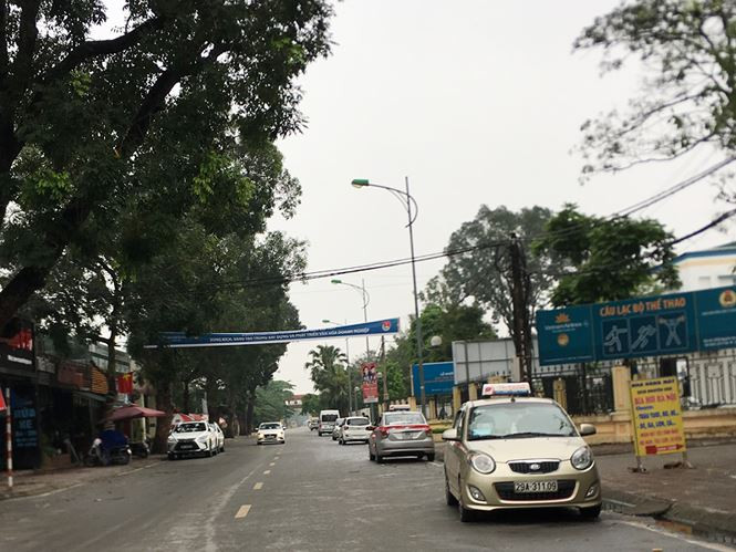 Còn Trung tá Duyền lý giải, một phần do ý thức của người dân chưa cao, trục đường chính nhiều trụ sở cơ quan, doanh nghiệp nên khách đến giao dịch thường tranh thủ dừng đỗ lúc rồi đi. Ông Duyền cho hay, sẽ yêu cầu công an các phường sở tại sát sao hơn để giám sát, xử lý kịp thời các trường hợp vi phạm.