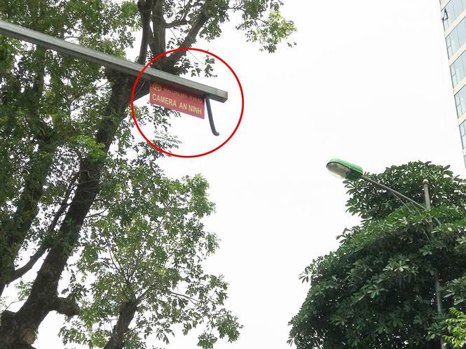 Sau khi gọi kiểm tra cho cán bộ phụ trách địa bàn, ông Duyền cho hay: Camera vị trí này đã được di dời lên đầu cầu Long Biên để quan sát tốt hơn. Do đơn vị thi công lắp đặt là Công ty Nhật Cường sơ suất, không tháo tấm biển kia đi nên nhiều người nhầm tưởng bị mất trộm