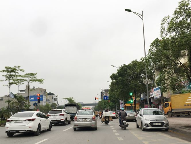 Thậm chí, có nơi xe ô tô đỗ ngược chiều nhau trên cùng một làn đường, ngay ở khu vực cấm dừng đỗ