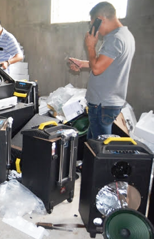 Chiều cùng ngày, Ban chuyên án khám xét một kho hàng của đối tượng Nguyễn Thị Tâm (SN 1997, trú tại xã Quỳnh Hồng, huyện Quỳnh Lưu), thu giữ 50 chiếc loa thùng, 50 thùng cát tông, 1 cân đĩa. Đây là vật dụng các đối tượng dùng để ngụy trạng vận chuyển hàng. Hiện, Công an tỉnh Nghệ An đang truy quét đối tượng mang quốc tịch Đài Loan được cho là kẻ cầm đầu đường dây buôn ma túy này.