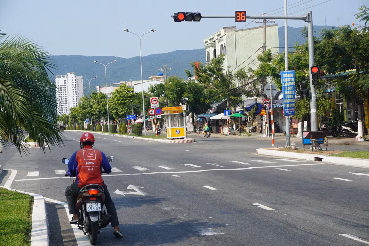 Doan xe cua Trung Nguyen noi duoi nhau vuot den do-Hinh-2
