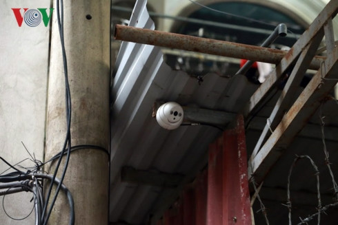 Hàng loạt camera của người dân được lắp gần đường ghi lại những hình ảnh vi phạm.