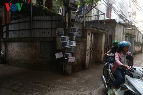 Theo tìm hiểu của PV VOV.VN, những bức ảnh này được ghi lại từ nhiều camera về một số người dân đổ rác, vứt rác không đúng nơi quy định.