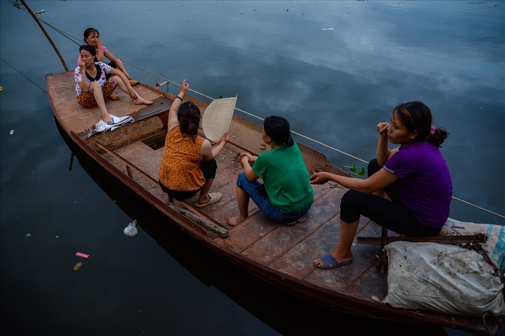 Điều đặc biệt là những người đến thuê trọ ở đây không phải người xa lạ từ những tỉnh thành khác nhau lên Hà Nội kiếm việc làm mà họ chủ yếu là người nhà, hàng xóm láng giềng, những người cùng quê. Chính điều đó, đã khiến họ dễ dàng sẻ chia, giúp đỡ lẫn nhau.