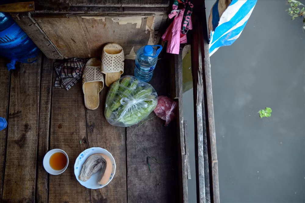 Dù cho không gian sống và nơi sinh hoạt chung có phần chật chội, nhưng khi ở đây đủ lâu, mọi chuyện diễn ra hết sức nhẹ nhàng và mọi người cũng đã dần quen với cuộc sống như vậy