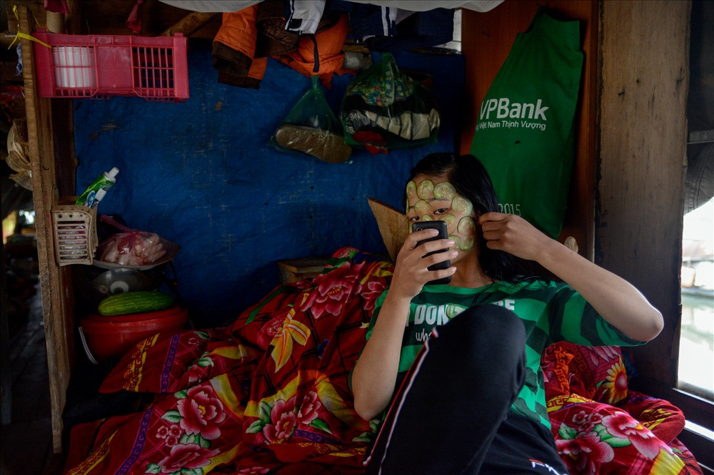 Thời gian trôi đi, có người đã gắn bó với nơi này hàng chục năm, có người mới chỉ vài ba năm, người đến người đi. Đối với nhiều người, đây không chỉ là nơi ở tạm thời mà nó đã dần gắn bó chặt chẽ với cuộc sống của họ. Mọi người chọn thuê trọ theo hình thức sống tập thể trên thuyền không chỉ vì giá rẻ mà với họ, sống ở đây làm vơi đi nỗi nhớ nhà, những người ở đó là người thân của nhau, là “nhà” của họ tại Hà Nội này.