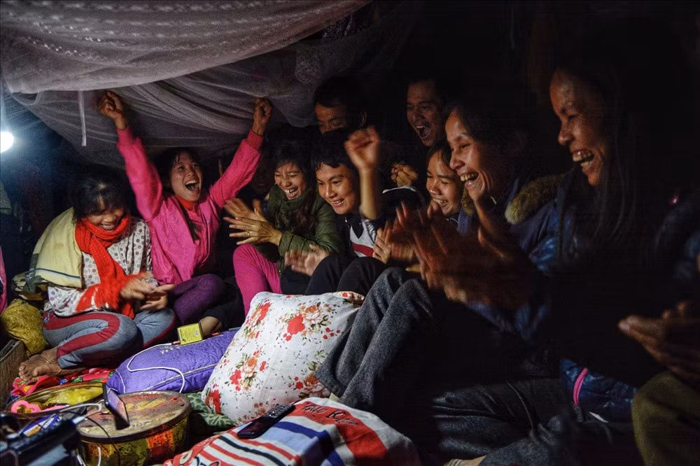 Thuê trọ, sống tập thể trên thuyền với giá rẻ hơn rất nhiều so với các phòng trọ trên bờ, cũng chính vì vậy mà điều kiện sống trên thuyền phần nào thiếu thốn hơn. Nhưng những khó khăn đó không làm mất đi nụ cười, tinh thần sống lạc quan của những người lao động đang cố gắng từng ngày kiếm tiền, mong muốn một cuộc sống tốt đẹp hơn.