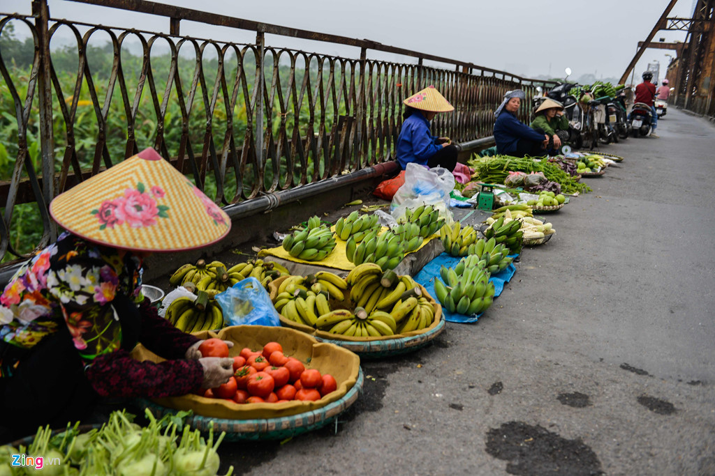 Cầu có lối dành cho người đi bộ nhưng nó đã bị lấn chiếm hoàn toàn.