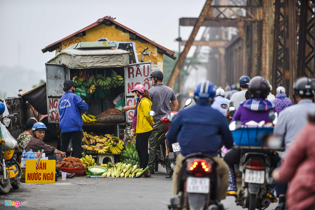 Tuy nhiên, nạn họp chợ trên cầu từ lâu vẫn diễn ra phổ biến. Tại những đoạn làn đường mở rộng ở cả hai hướng, các hàng bán hoa quả bày đầy hàng ra bán. Chỉ cần một người dừng lại mua, phía sau sẽ ùn ứ.