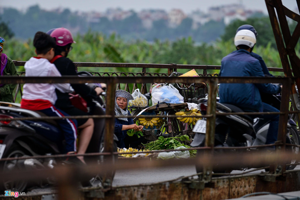 Long Biên là cây cầu thép đầu tiên bắc qua sông Hồng tại Hà Nội, do Pháp xây dựng (1899-1902). Chiều dài toàn cầu 1.862 m, gồm 19 nhịp dầm thép và đường dẫn xây bằng đá. Cầu dành cho đường sắt đơn chạy ở giữa, hai bên là đường dành cho xe máy, xe đạp và người đi bộ. Trong chiến tranh chống Mỹ, cầu bị đánh bom nhiều lần. Các nhịp bị đánh đổ đã được thay bằng các loại dầm bán vĩnh cửu có khẩu độ ngắn đặt trên các trụ mới (dùng móng cọc). Sau khi có cầu Chương Dương, cầu Long Biên chỉ dành cho đường sắt, đường xe thô sơ và đường bộ. 
