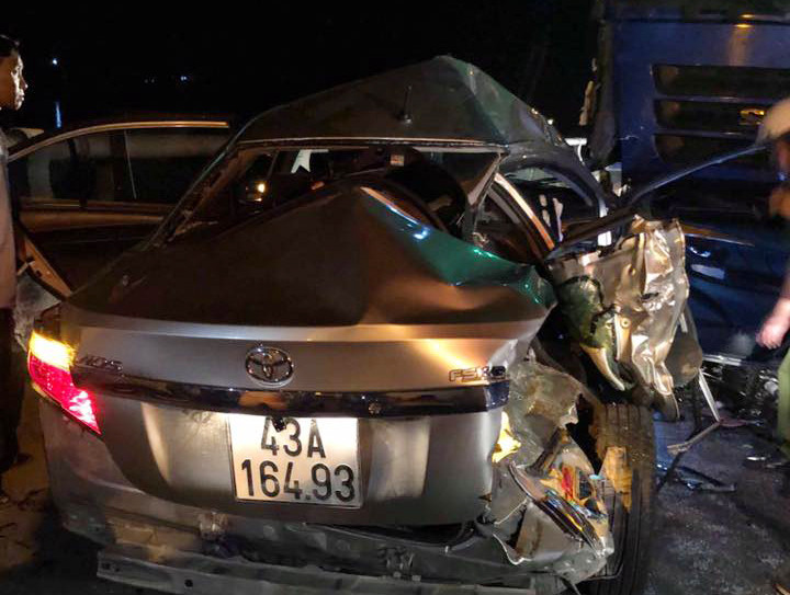 Tai nạn thảm khốc, 5 người trong một gia đình thương vong Tai nan tham khoc, 5 nguoi trong mot gia dinh thuong vong