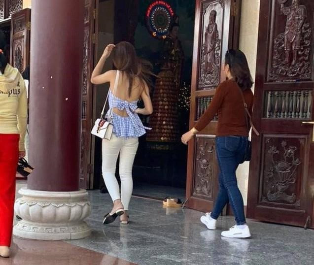 "Không biết ý thức ở đâu mà vào nơi chùa chiền tôn nghiêm lại ăn mặc như vậy", "Ăn mặc phản cảm thế này không biết bạn ấy có thấy ngại không còn mình người ngoài cũng thấy ngại thay"... là những bình luận thể hiện sự bức xúc của dân mạng khi chứng kiến những hình ảnh mặc hở hang của các thiếu nữ khi đi lễ chùa. Ảnh: Page Nghệ An.