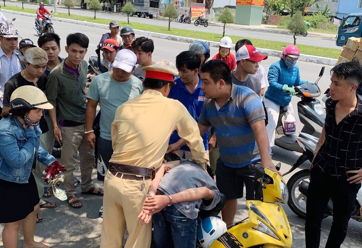 CSGT Da Nang truy duoi hon 3km bat hai thieu nien giat dien thoai