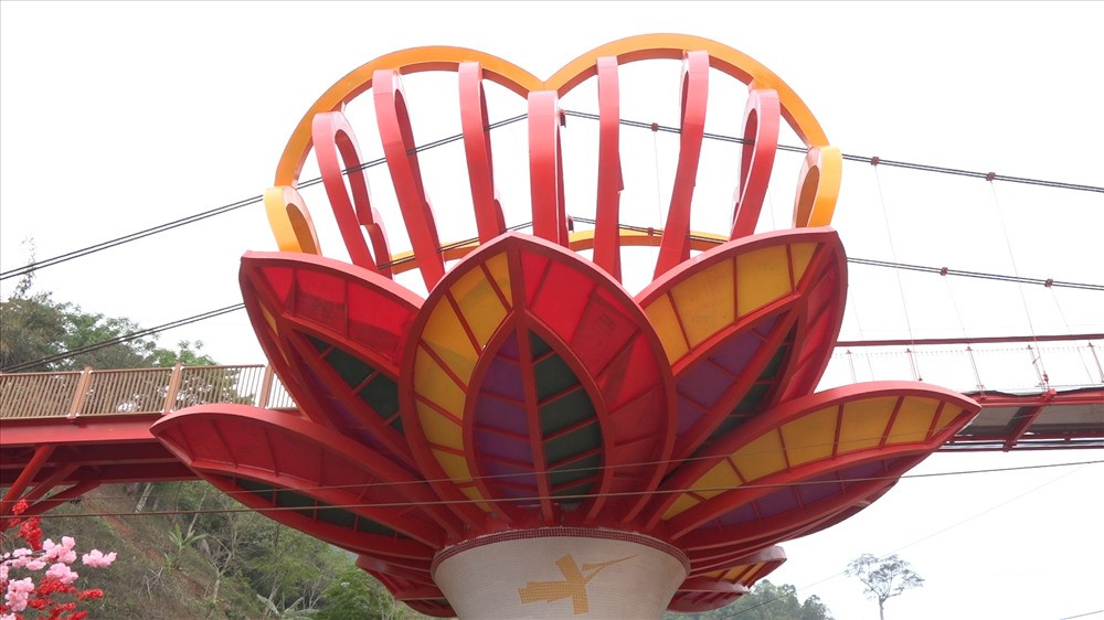 Cầu kính được đặt 9 cụm trái tim đỏ và vàng tượng trưng cho cho tình yêu nam nữ trường tồn và gắn kết, bông sen làm trụ đỡ ở hai đầu, với 10 cánh sen trên trụ đài rộng 24m2.