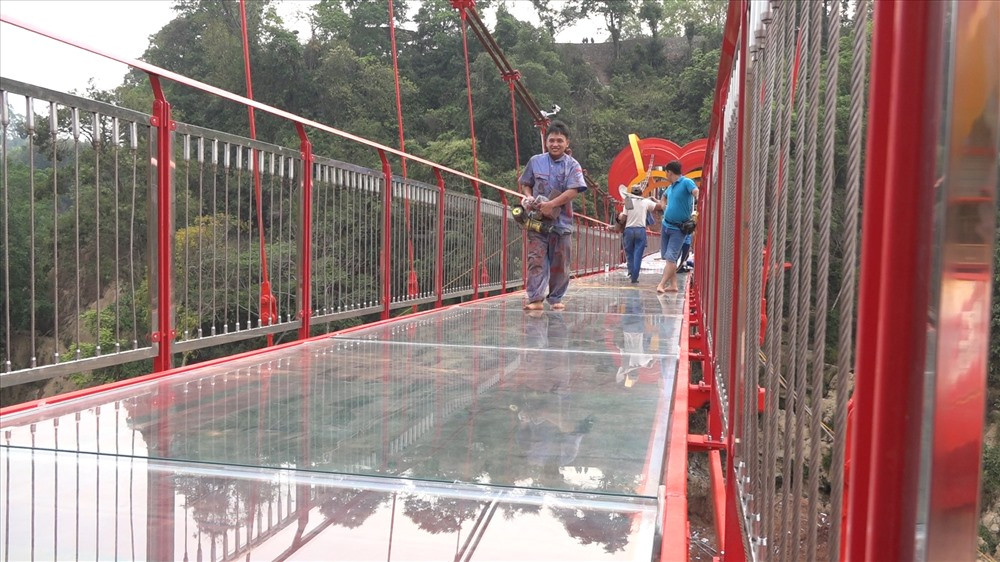 Chủ đầu tư cho biết đã ấp ủ hơn 2 năm để xây dựng chiếc cầu với kính chịu lực và thép nhập khẩu từ Hàn Quốc.