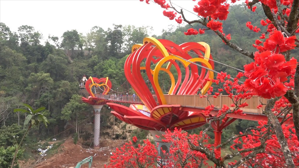 Cây cầu kính có diện tích 2m x 80m, sử dụng công nghệ kính 5D hiện đại nhất thế giới cùng với hệ thống mắt cảm ứng 3.2 gồm 30 hiệu ứng đặc biệt.