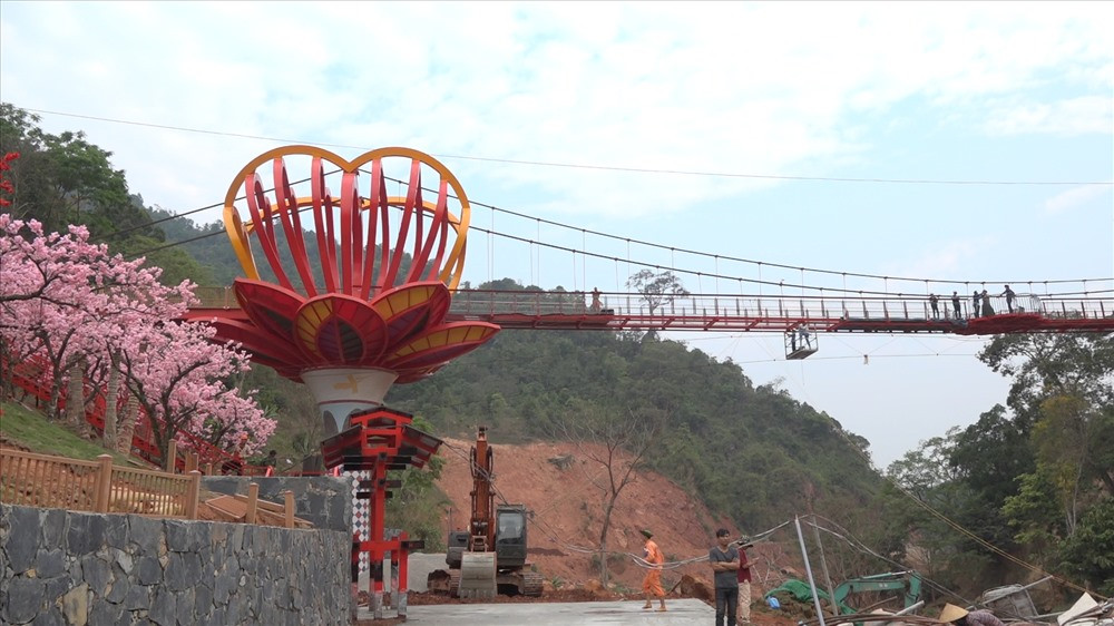 Cây cầu với trụ cầu, thân cầu được gắn kết từ 54.000 viên thủy tinh màu, tượng trưng cho 54 dân tộc Việt Nam.