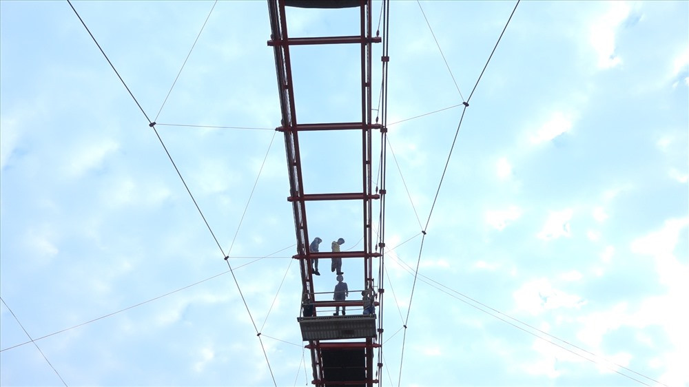 Mặt cầu được tạo bởi 3 lớp kính cường lực dày 15mm gắn kết với nhau từ 2 lớp keo. Tổng độ dày các tấm kính là 5cm và mỗi tấm kính có độ chịu lực 8 tấn/m2.