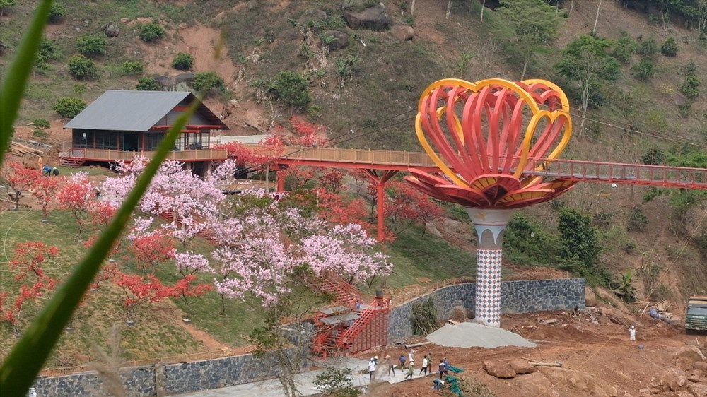 Hiện các công tác hoàn thiện đang gấp rút hoàn thành để chính thức mở cửa cầu kính tình yêu thác dải yếm trong một vài ngày tới và hứa hẹn điểm tham quan độc đáo dịp nghỉ lễ 30/4 và 1/5.