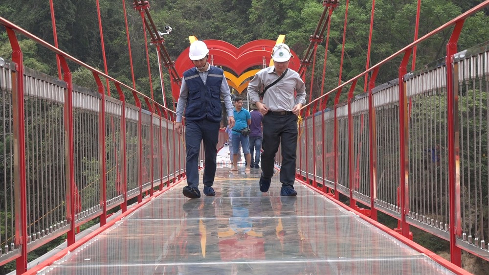 Cây cầu kính tình yêu Mộc Châu có tổng chiều dài gần 100m, xây dựng trên độ cao 22m và rộng 2m.