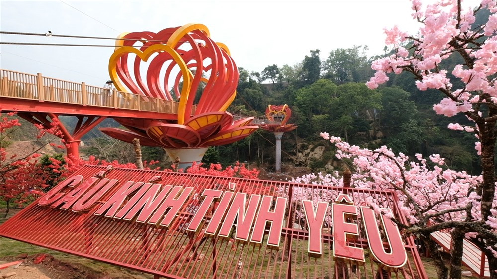 Bệ đỡ cầu gồm 10 cánh sen với diện tích 24m2 mỗi cánh tạo thành đoá sen tình yêu giữa vùng trời Tây Bắc