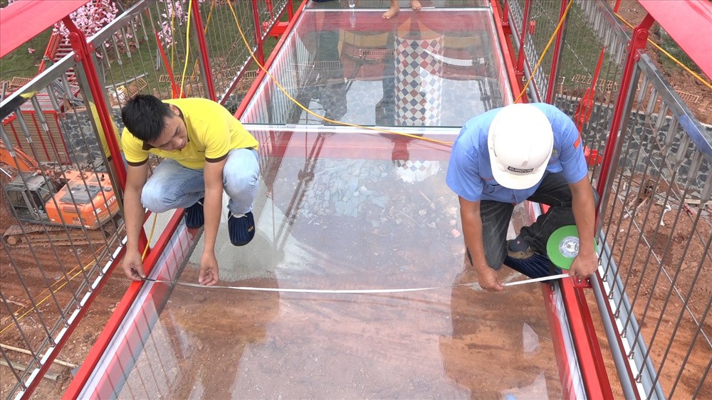 Trước đó nhiều tháng, các công nhân đã gấp rút lắp đặt cây cầu này để kịp tiến độ.