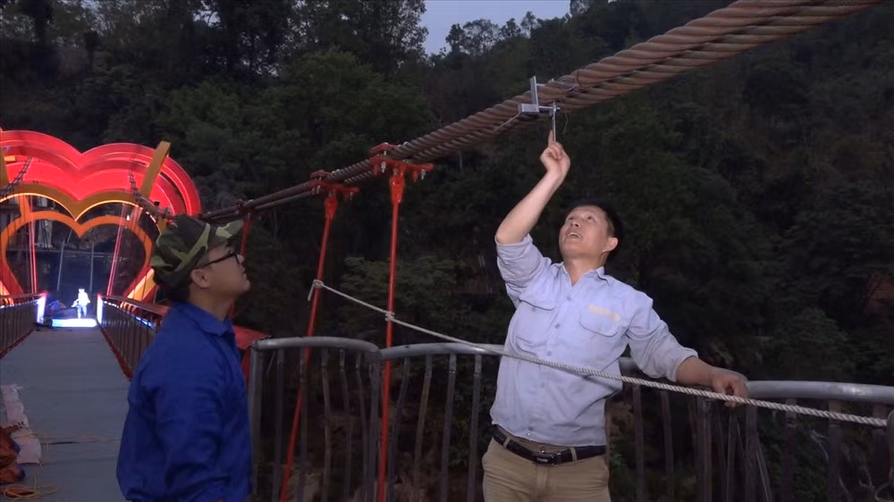 Hệ dây văng chịu lực đảm bảo tính an toàn cao chịu được trọng tải trên 50 tấn.