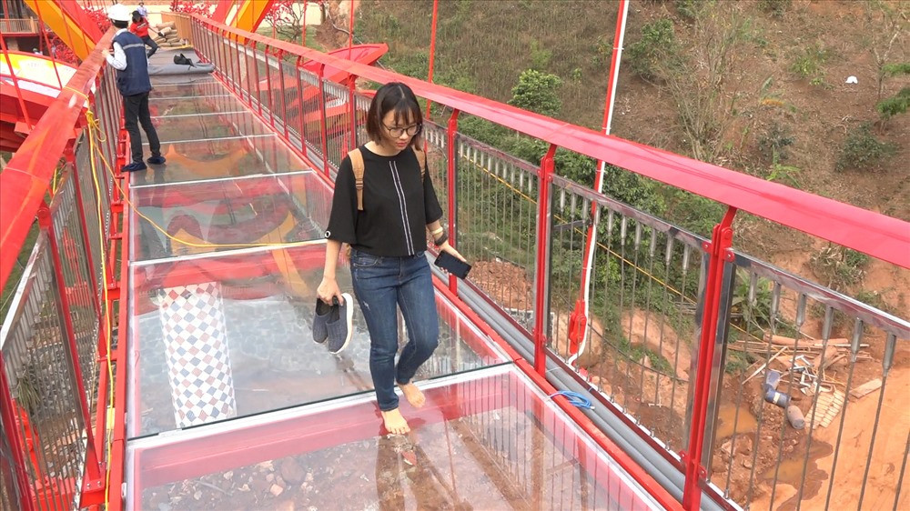 Với tổng tải trọng trên 50 tấn, đơn vị khai thác cho biết tiêu chuẩn hợp lý để trải nghiệm trên cầu là khoảng 100 người.