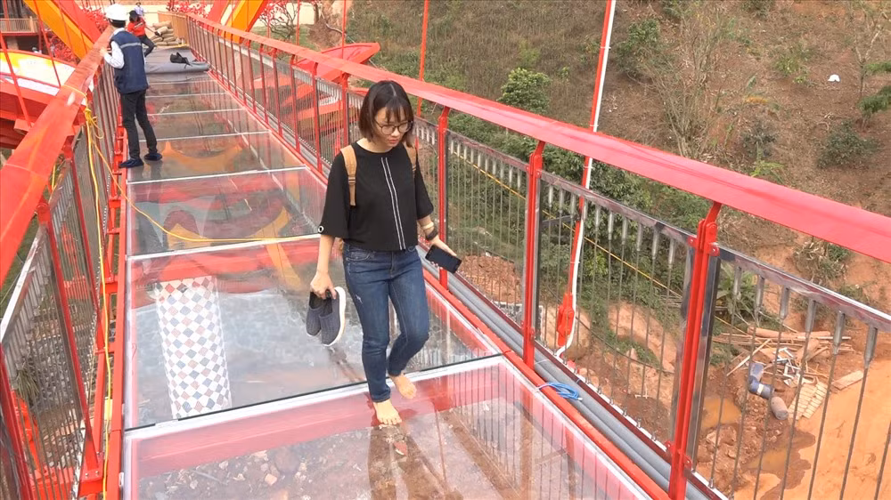 Với tổng tải trọng trên 50 tấn, đơn vị khai thác cho biết tiêu chuẩn hợp lý để trải nghiệm trên cầu là khoảng 100 người.