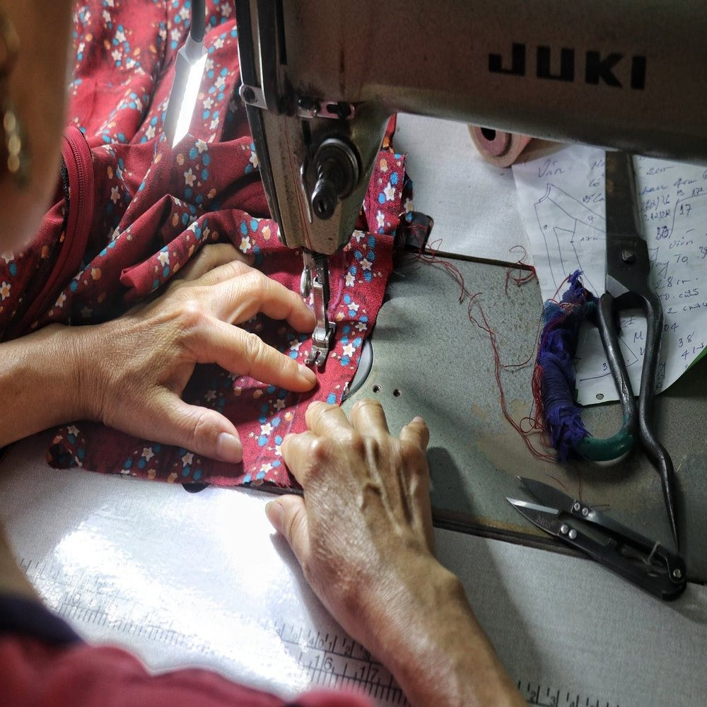 Theo ông Lê Văn Duẩn, công việc này khó khăn nhất là công đoạn may đường tà, bởi phải khâu sao cho “trong dán hồ ngoài phô trứng rận”. Nghĩa là người khâu phải thật khéo léo, cẩn trọng để khi lật bên trong lì như được dán hồ. Mặt ngoài thì mũi chỉ đều tăm tắp như trứng con rận. Thậm chí dùng chỉ khác màu để khâu mà cũng không bị lộ đường khâu.