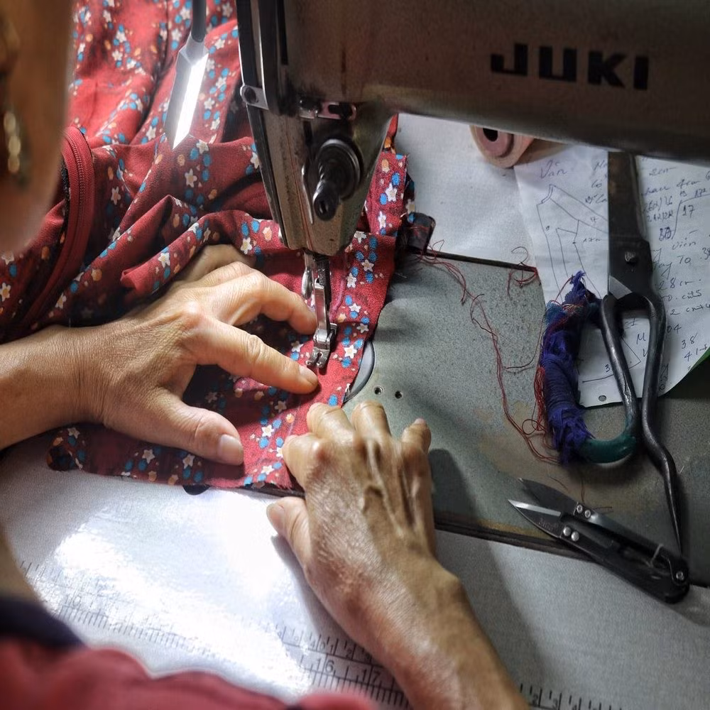 Theo ông Lê Văn Duẩn, công việc này khó khăn nhất là công đoạn may đường tà, bởi phải khâu sao cho “trong dán hồ ngoài phô trứng rận”. Nghĩa là người khâu phải thật khéo léo, cẩn trọng để khi lật bên trong lì như được dán hồ. Mặt ngoài thì mũi chỉ đều tăm tắp như trứng con rận. Thậm chí dùng chỉ khác màu để khâu mà cũng không bị lộ đường khâu.