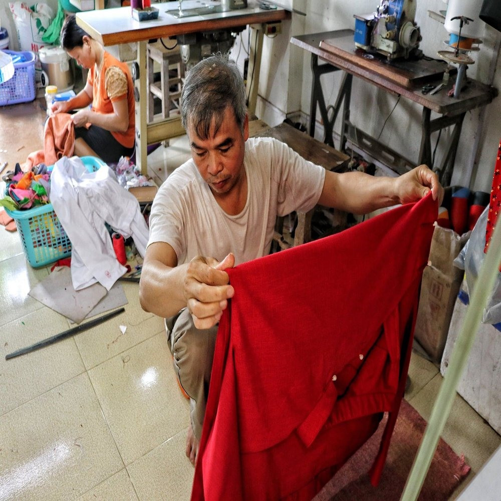 Ông Thường cho biết thêm, ngày xưa khi chưa có máy móc hỗ trợ thì mất khoảng 4 ngày mới xong một cái áo hoàn chỉnh. Nhưng giờ thì khác, đối với những người đã thạo nghề thì có thể may được 3 chiếc trong một ngày.