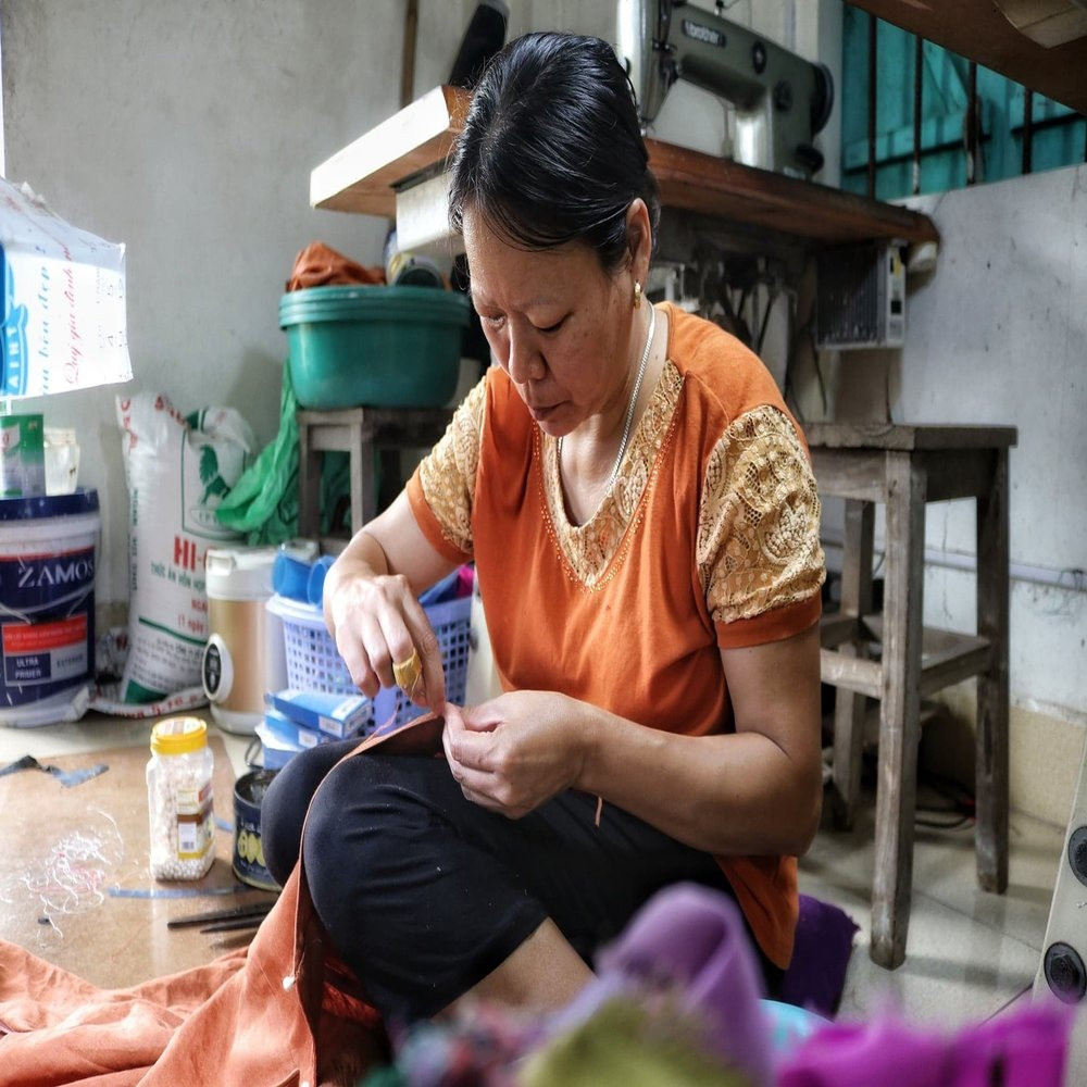 “Nghề may ở Trạch Xá muốn học cũng rất gian nan, đòi hỏi lòng kiên trì, tận tâm của cả người học lẫn người dạy. Áo dài ở đây chủ yếu vẫn được làm thủ công bằng tay hết, giữ nguyên nét truyền thống. Để có thể thạo nghề thì phải mất cỡ 3-4 năm trời ròng rã gắn bó với cây kim, sợi chỉ” - ông Thường chia sẻ.