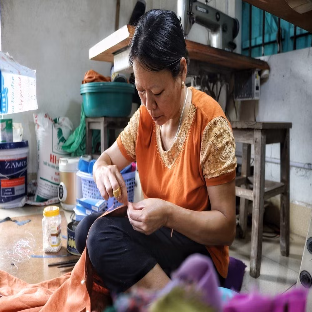 “Nghề may ở Trạch Xá muốn học cũng rất gian nan, đòi hỏi lòng kiên trì, tận tâm của cả người học lẫn người dạy. Áo dài ở đây chủ yếu vẫn được làm thủ công bằng tay hết, giữ nguyên nét truyền thống. Để có thể thạo nghề thì phải mất cỡ 3-4 năm trời ròng rã gắn bó với cây kim, sợi chỉ” - ông Thường chia sẻ. 