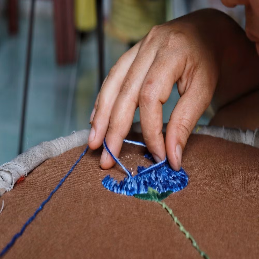 Được biết, những người nghệ nhân trong làng thạo nghề đến mức không cần đo chỉ cần nhìn người là có thể may vừa khít. Người dân ở Trạch Xá vẫn thường ca tụng ông Tạ Văn Khuất - người được vinh dự được mời vào cung may áo dài cho vua Bảo Đại và Hoàng hậu Nam Phương. Dù phải đứng cách xa, nhưng với cách ước lượng chính xác, ông vẫn may được những bộ áo dài vừa vặn và đẹp mắt.