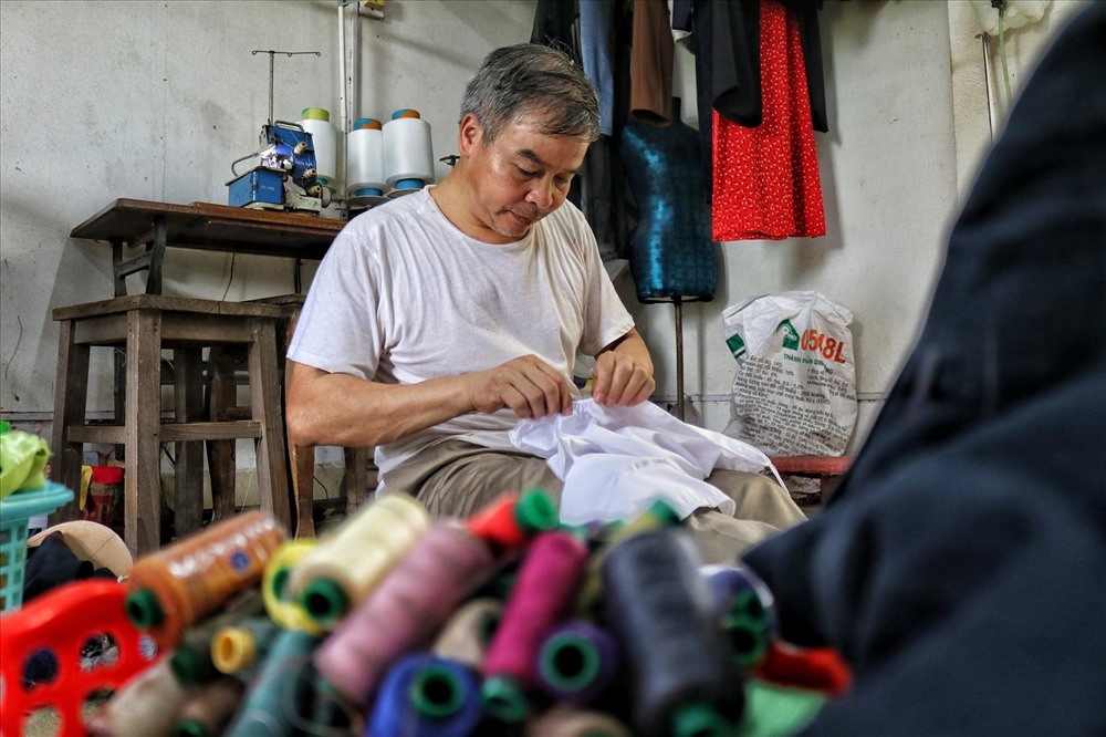 Lý giải về điều này, ông Đỗ Minh Thường (47 tuổi, làng Trạch Xá) nghệ nhân gắn bó với nghề đã 35 năm chia sẻ: Nghề may vá xưa kia chỉ giành cho nam giới bởi vì nghề này thường nay đây mai đó. Chỉ cần chiếc kéo, tấc vải, cái vạch, kim chỉ là có thể “hành hương” đi may vá ở bất cứ nơi đâu. Ngược lại thân con gái phận yếu nên không thể phiêu bạt đi muôn dặm trường.