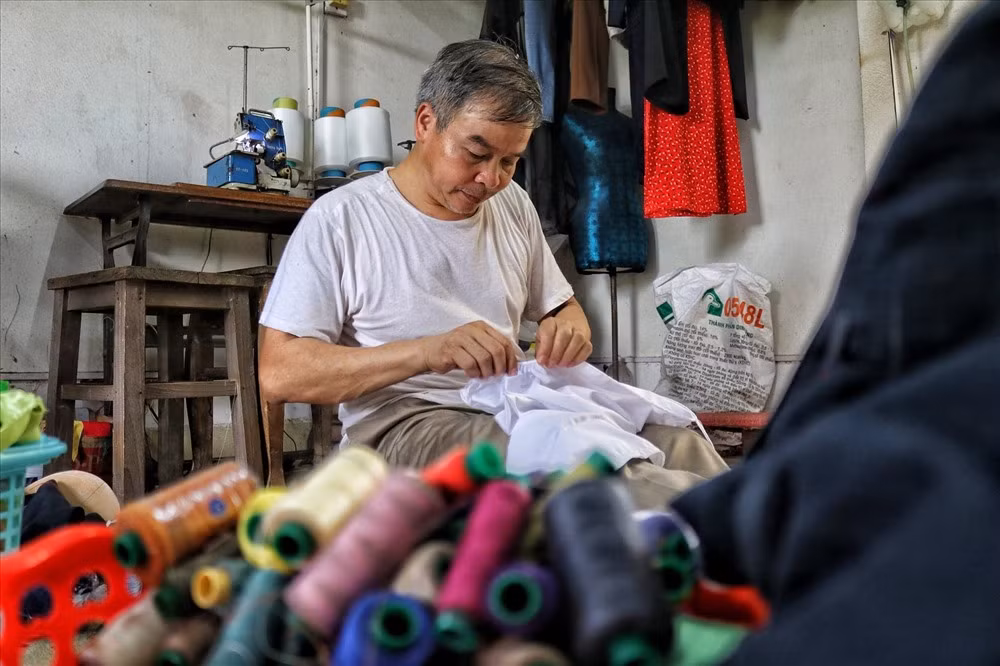 Lý giải về điều này, ông Đỗ Minh Thường (47 tuổi, làng Trạch Xá) nghệ nhân gắn bó với nghề đã 35 năm chia sẻ: Nghề may vá xưa kia chỉ giành cho nam giới bởi vì nghề này thường nay đây mai đó. Chỉ cần chiếc kéo, tấc vải, cái vạch, kim chỉ là có thể “hành hương” đi may vá ở bất cứ nơi đâu. Ngược lại thân con gái phận yếu nên không thể phiêu bạt đi muôn dặm trường. 